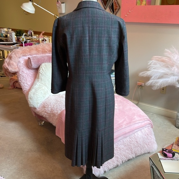 Such a Chic , Classy and Feminine Coat - Picture 9 of 15